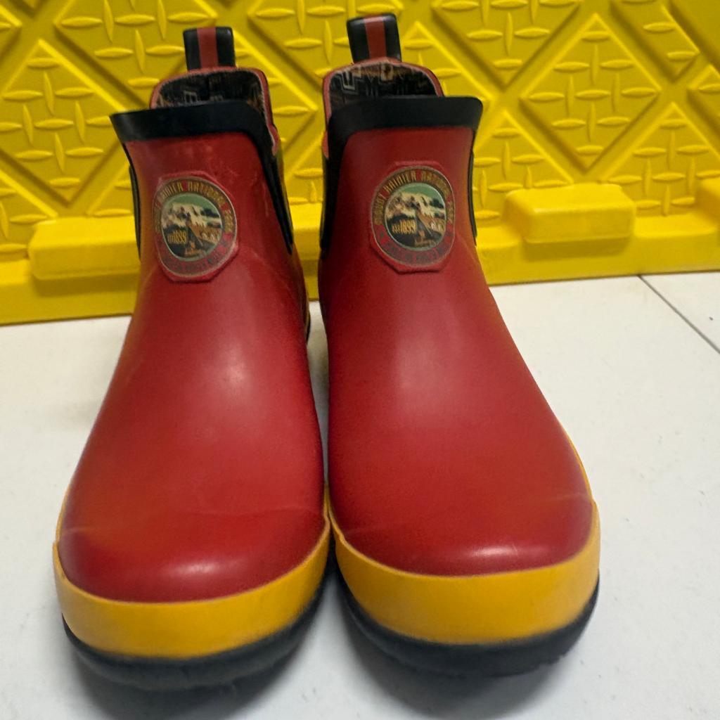 Pendleton Mount Rainier National Park Rain Boots Womens Size 10 Red Yellow