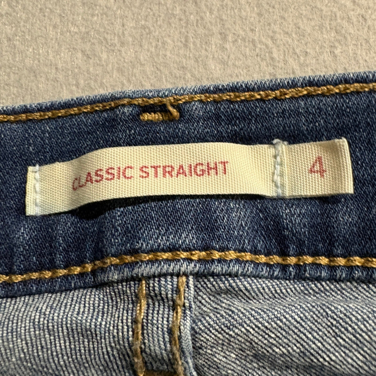 Levi's Classic Straight Jeans Womens Size 4 S 27x28 Medium Wash Blue Denim Pants