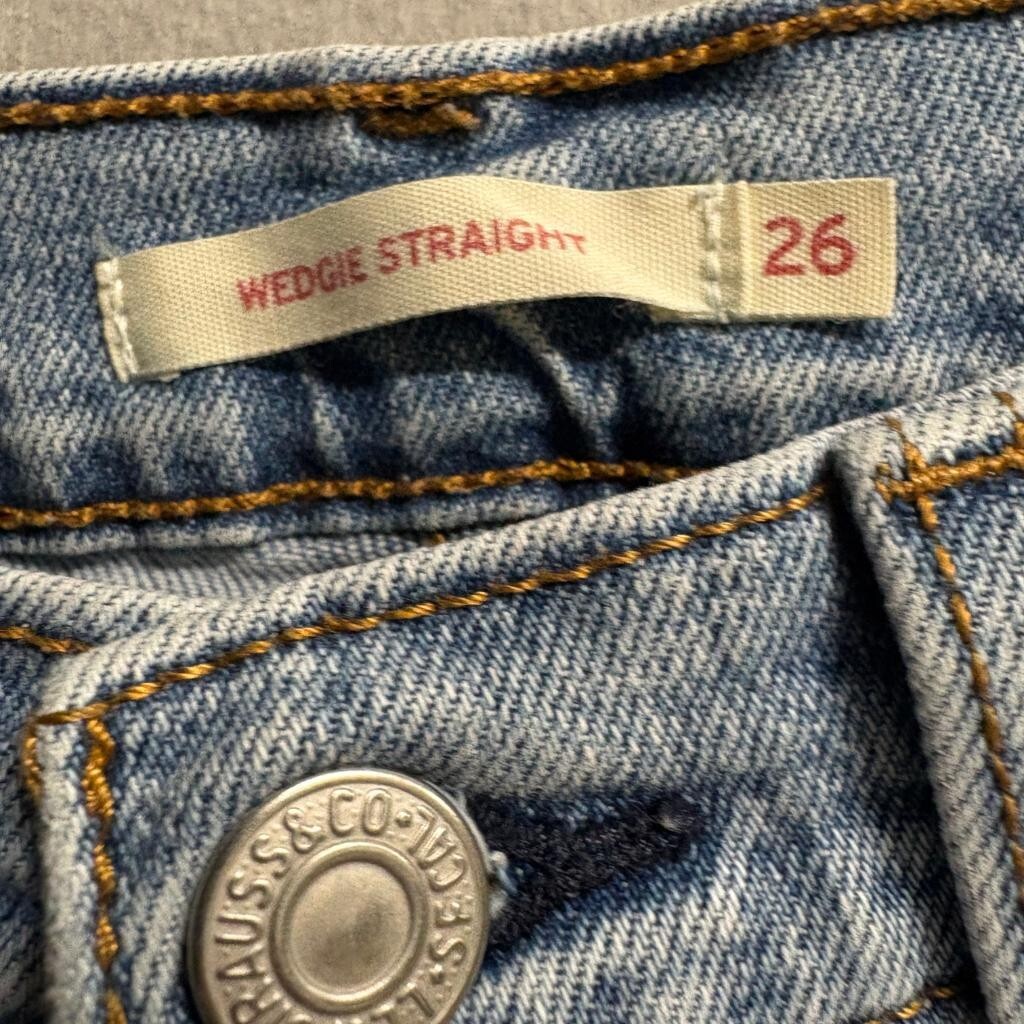 Levis Wedgie Straight Jeans Womens 26 Light Wash Distressed Raw Hem Denim