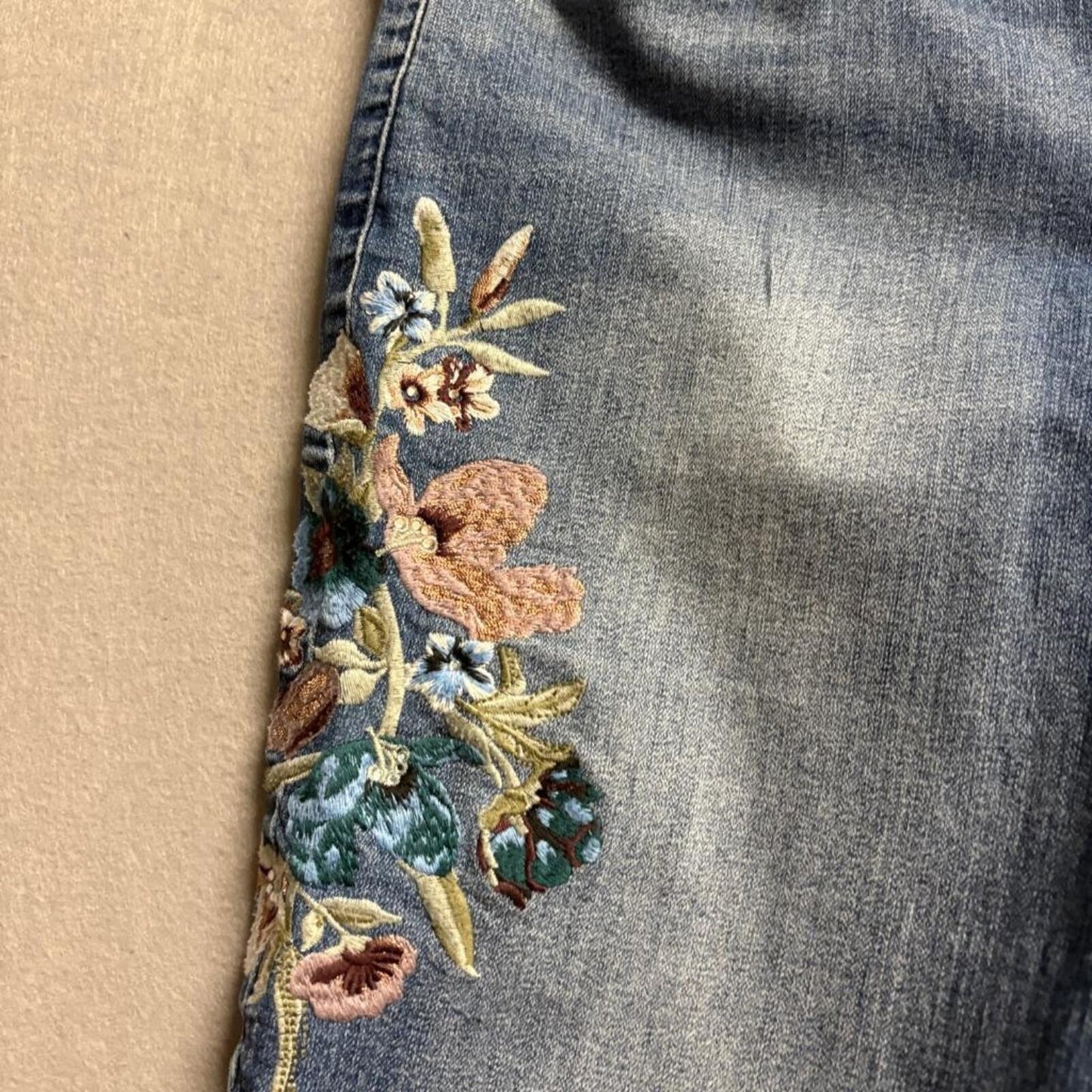 Jennifer Lopez Floral Embroidered Capri Jeans Womens Size 8 Blue Denim Stretch