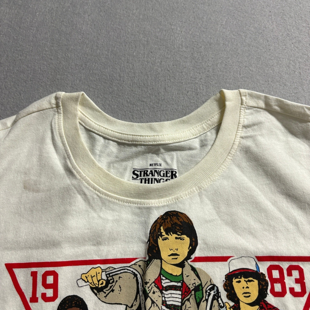 Stranger Things T-Shirt Mens XL Cream White Graphic Tee Netflix 1983 Kids Bikes