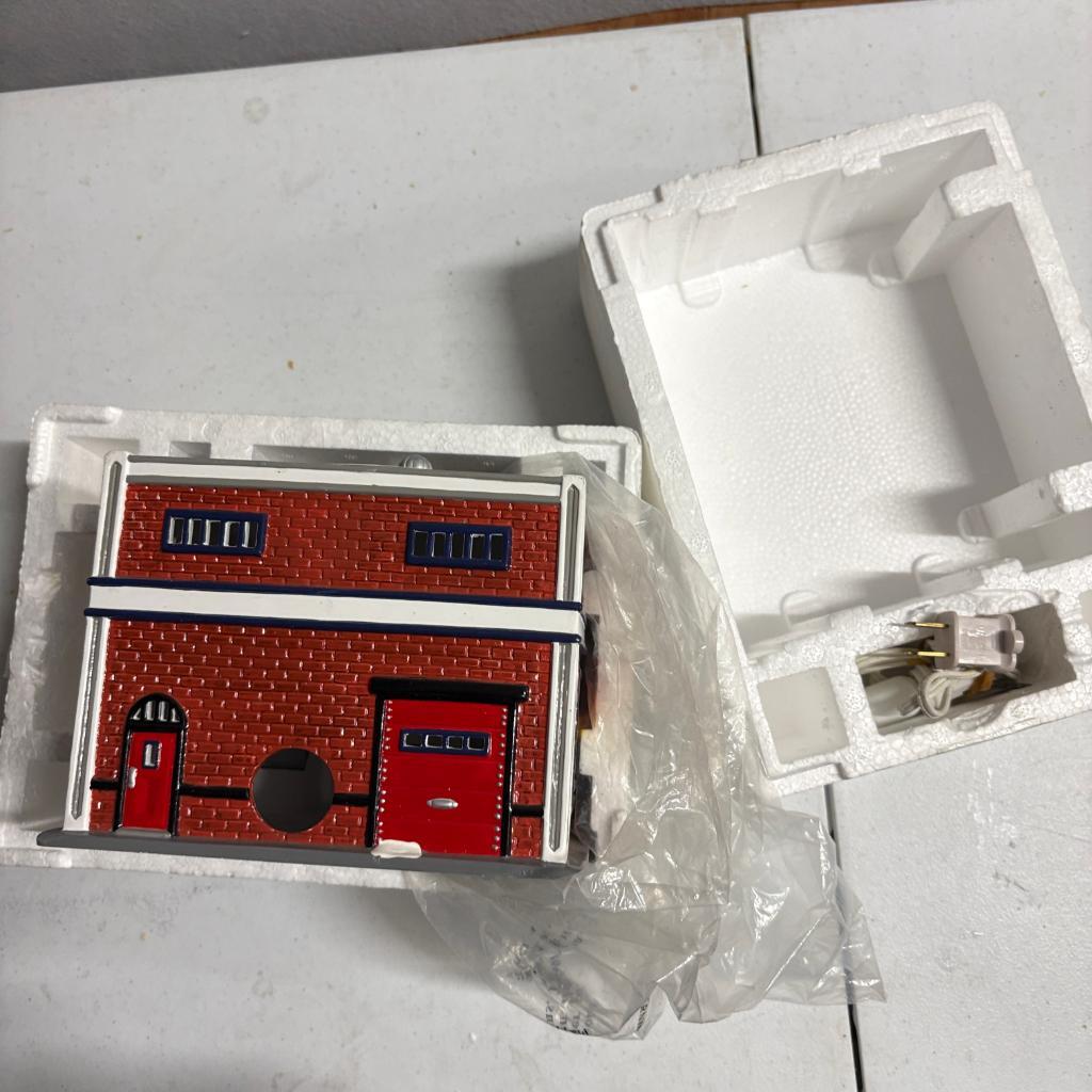 Department 56 Snow Village Lionel Electric Train Shop 54947 Christmas House Box