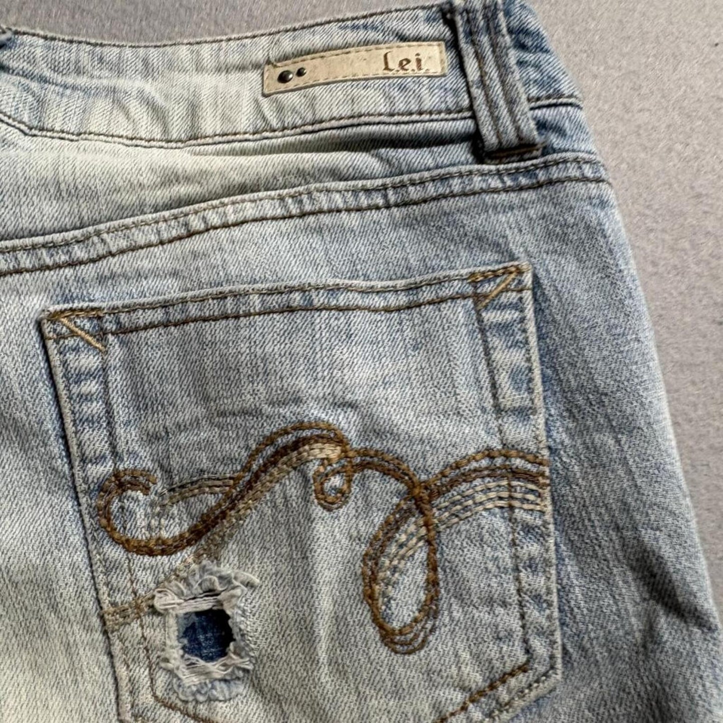 LEI Sophia Hiphugger Flare Jeans Womens 5 Short Light Wash Distressed Denim Y2K