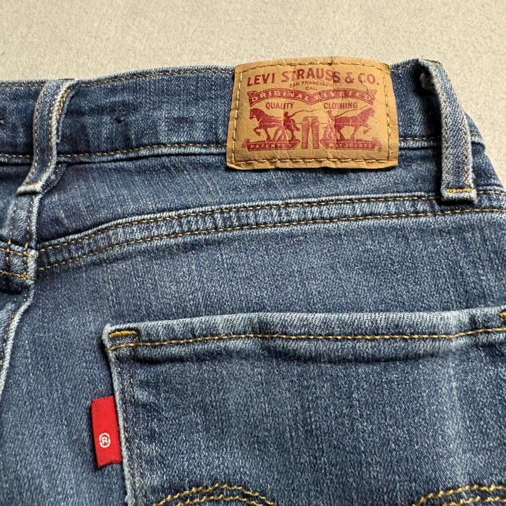 Levi's 724 High Rise Straight Jeans Womens Size 24x30 Medium Wash Blue Denim