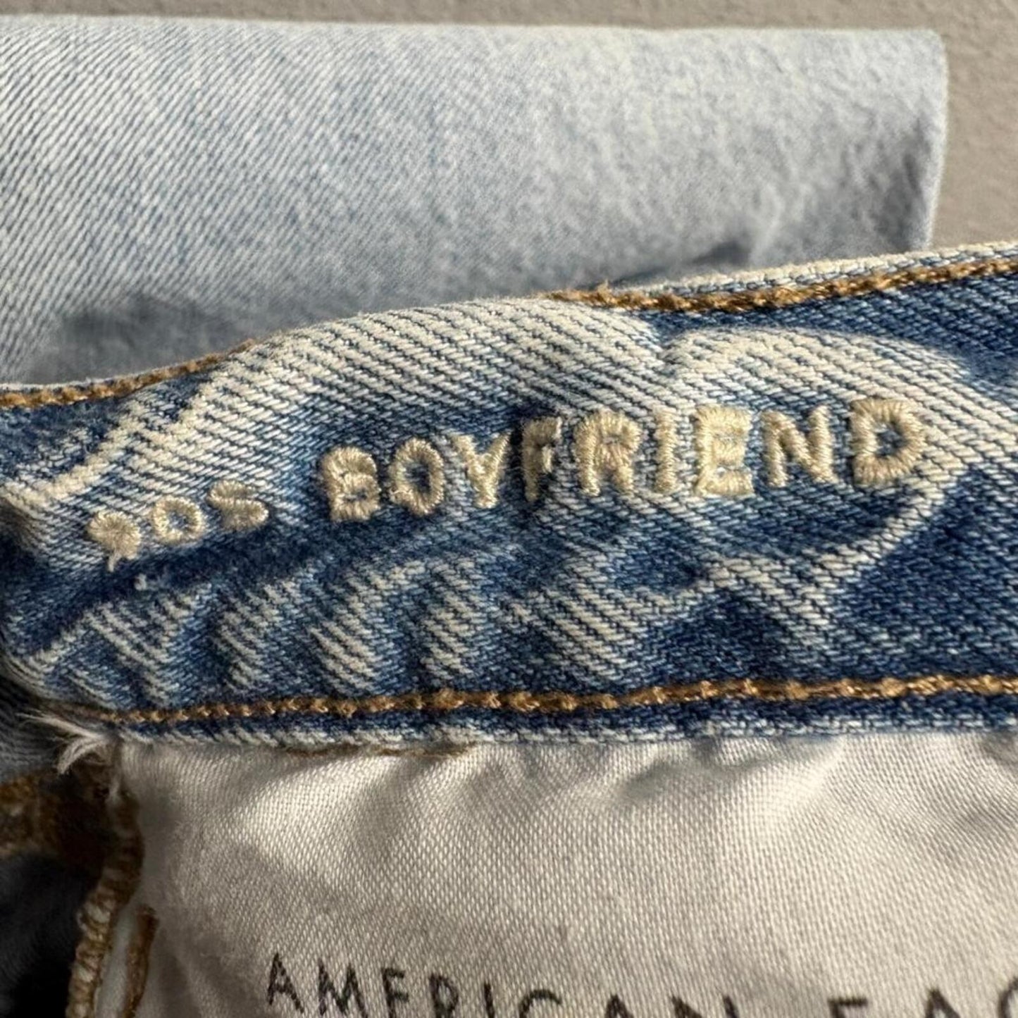 American Eagle 90s Boyfriend Jeans Womens Size 2 Light Wash Distressed Raw Hem