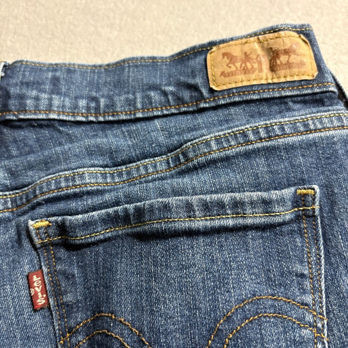 Levis 505 Straight Leg Jeans Womens Size 4 Medium Wash Denim Blue W27 L32