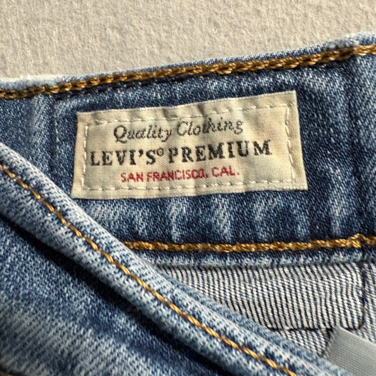 Levi's Premium 724 High Rise Straight Jeans Womens Size 29 Medium Wash Denim