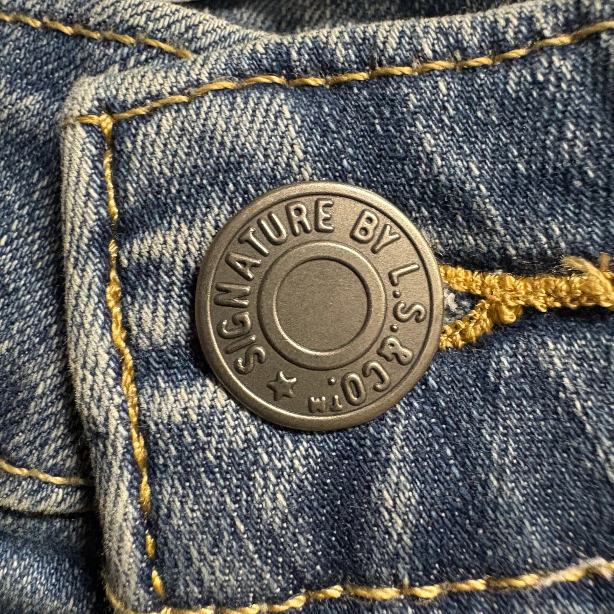 Signature by Levi Strauss & Co Women Size 14 Mid-Rise Capri Denim Jeans Blue