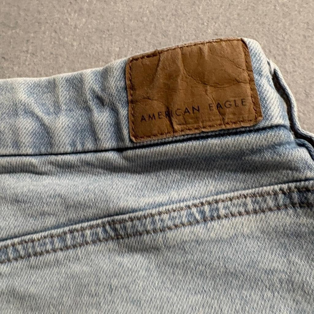 American Eagle Curvy Mom Jeans Womens 8 Short Light Wash Denim High Rise Strigid