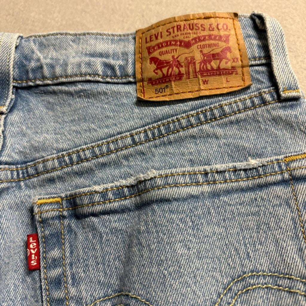 Levis 501 Original Crop Jeans Womens 25 Light Wash Blue Denim Frayed Hem