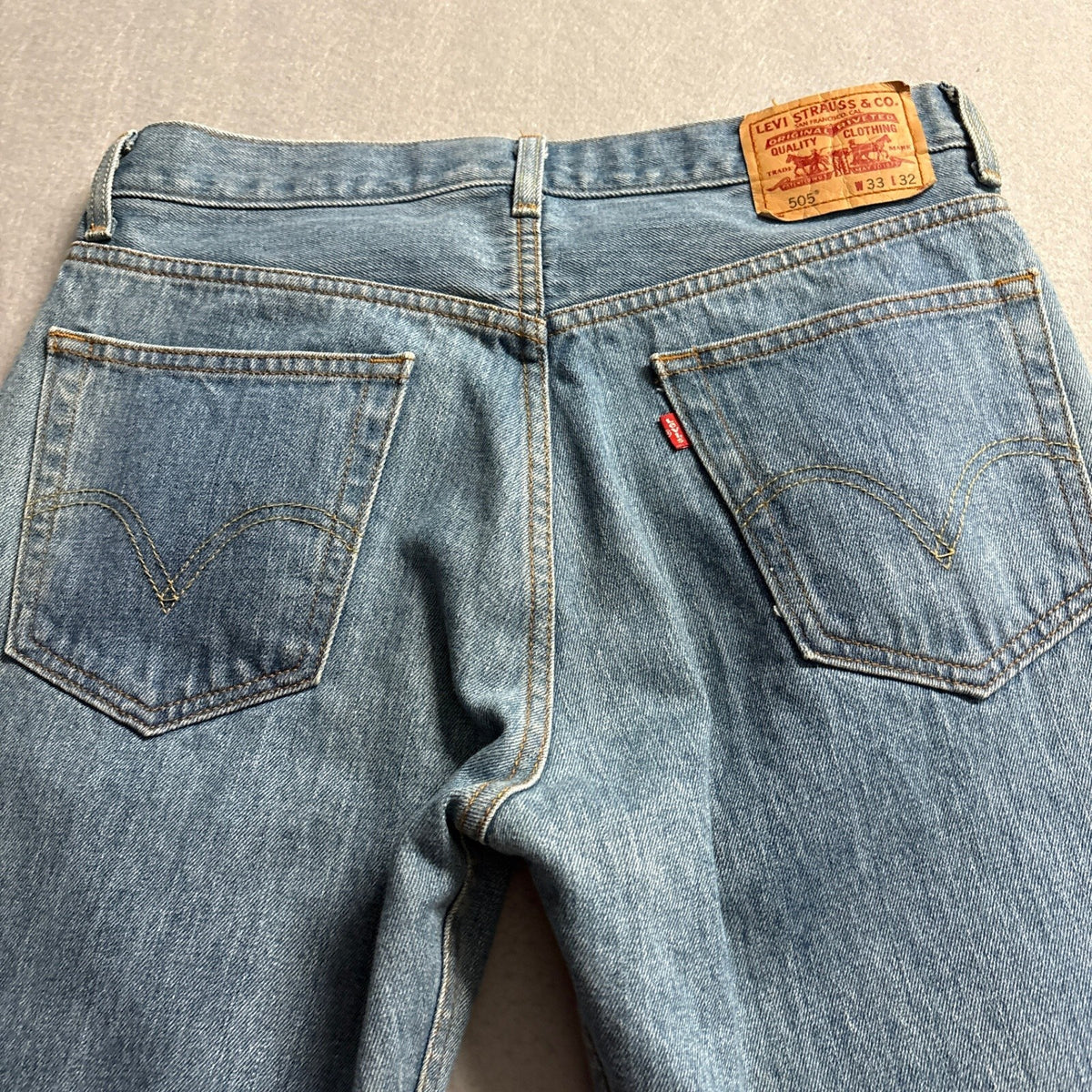 Levis 505 Regular Fit Jeans Mens Size 33x32 Medium Wash Blue Denim 100 Cotton