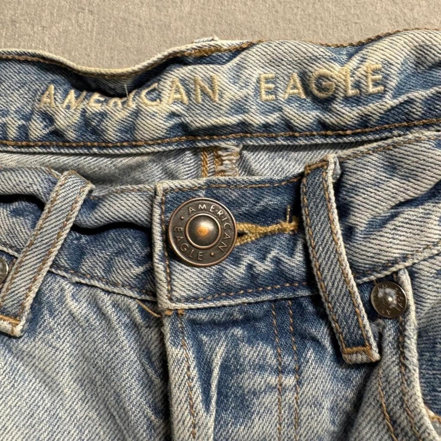 American Eagle 90s Boyfriend Jeans Womens Size 2 Light Wash Distressed Raw Hem