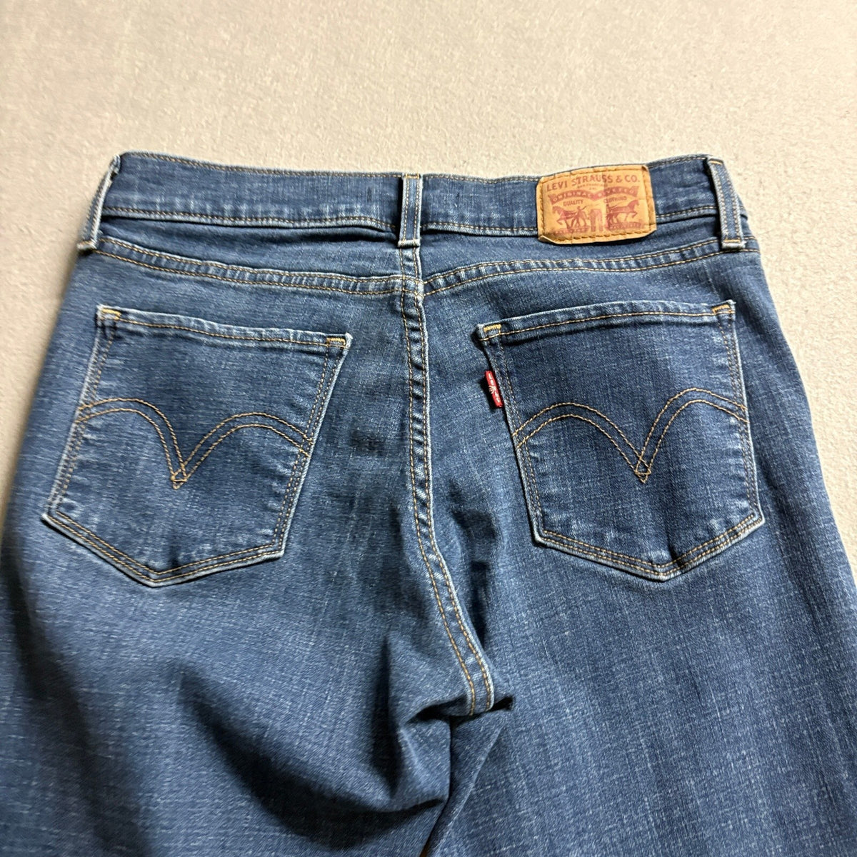 Levi's Classic Straight Jeans Womens Size 4 S 27x28 Medium Wash Blue Denim Pants