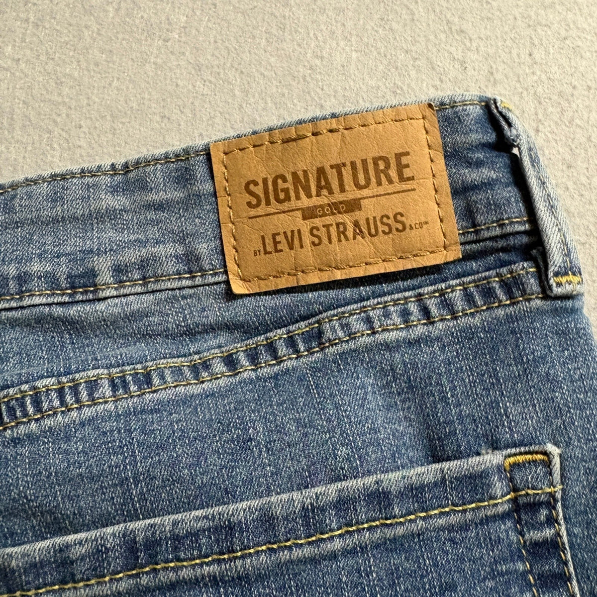 Signature by Levi Strauss & Co Women Size 14 Mid-Rise Capri Denim Jeans Blue