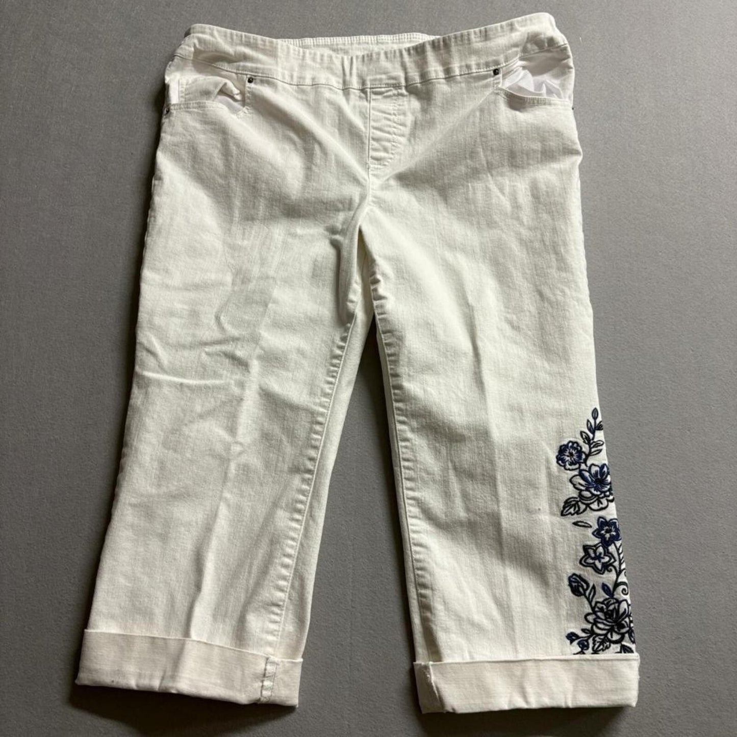 The Pioneer Woman White Embroidered Crop Jeans Womens XL Pull On Floral Cuffed