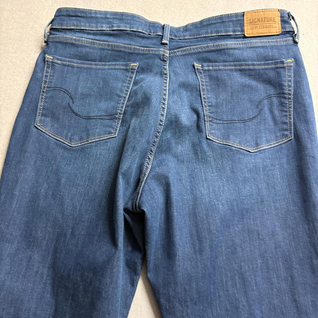 Signature by Levi Strauss Co Womens 16 Mid Rise Bootcut Jeans Blue Stretch W33