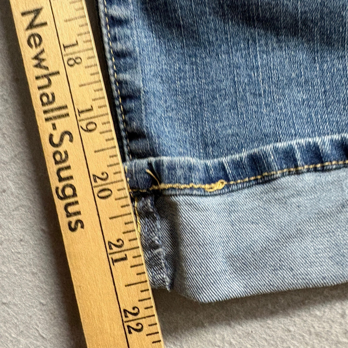 Signature by Levi Strauss & Co Women Size 14 Mid-Rise Capri Denim Jeans Blue