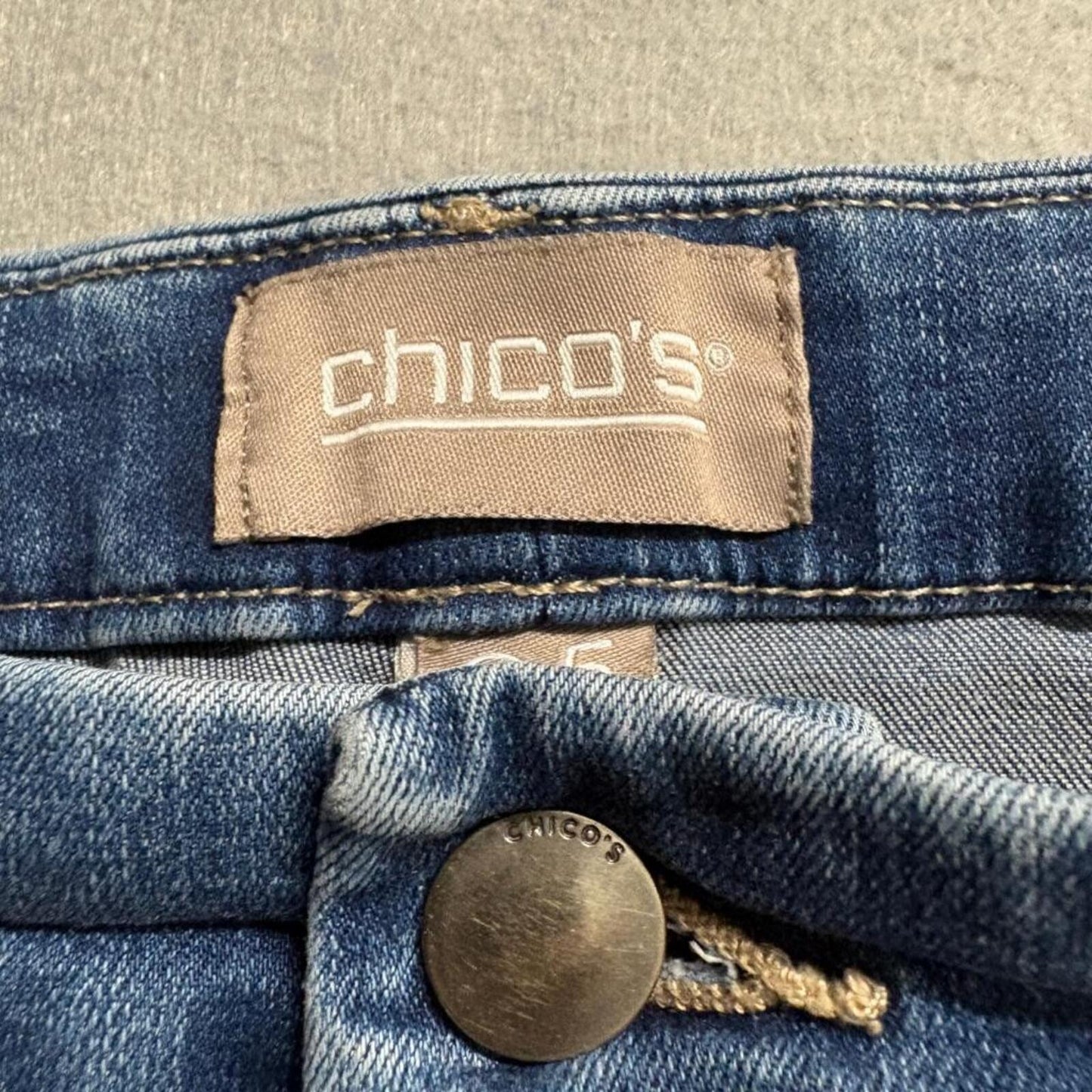 Chicos Denim Capri Jeans Womens Size 0.5 Medium Wash Stretch Cropped Blue