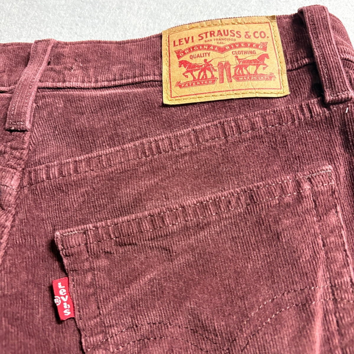 Levi's 724 High Rise Straight Corduroy Pants Womens Size 28 Burgundy Maroon Red
