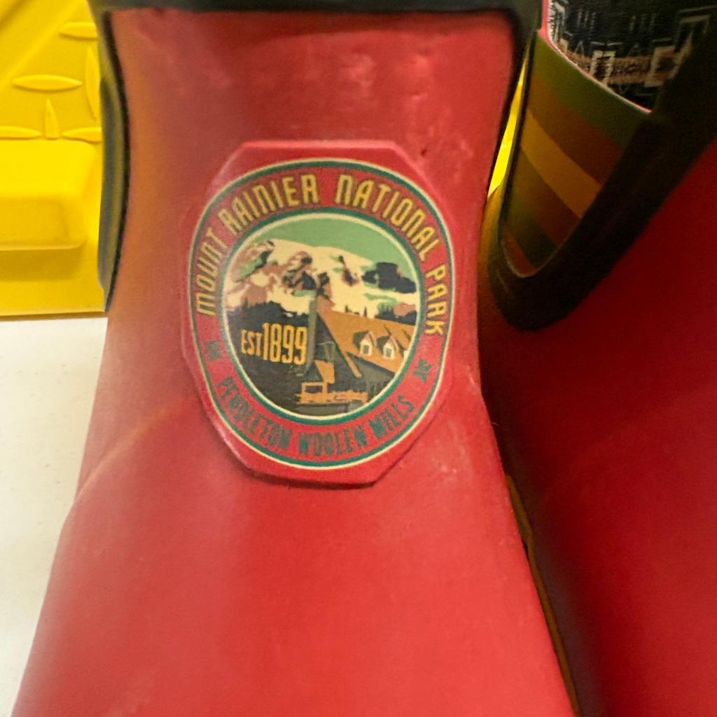 Pendleton Mount Rainier National Park Rain Boots Womens Size 10 Red Yellow