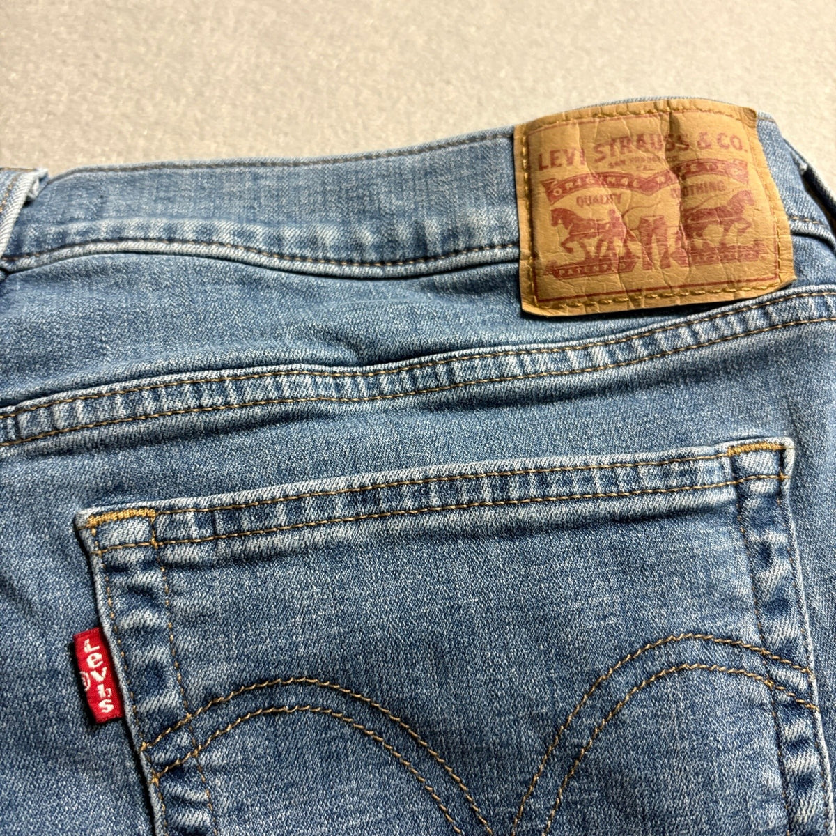 Levi's Boyfriend Jeans Womens Size 32 Medium Wash Distressed Ripped Denim Pants
