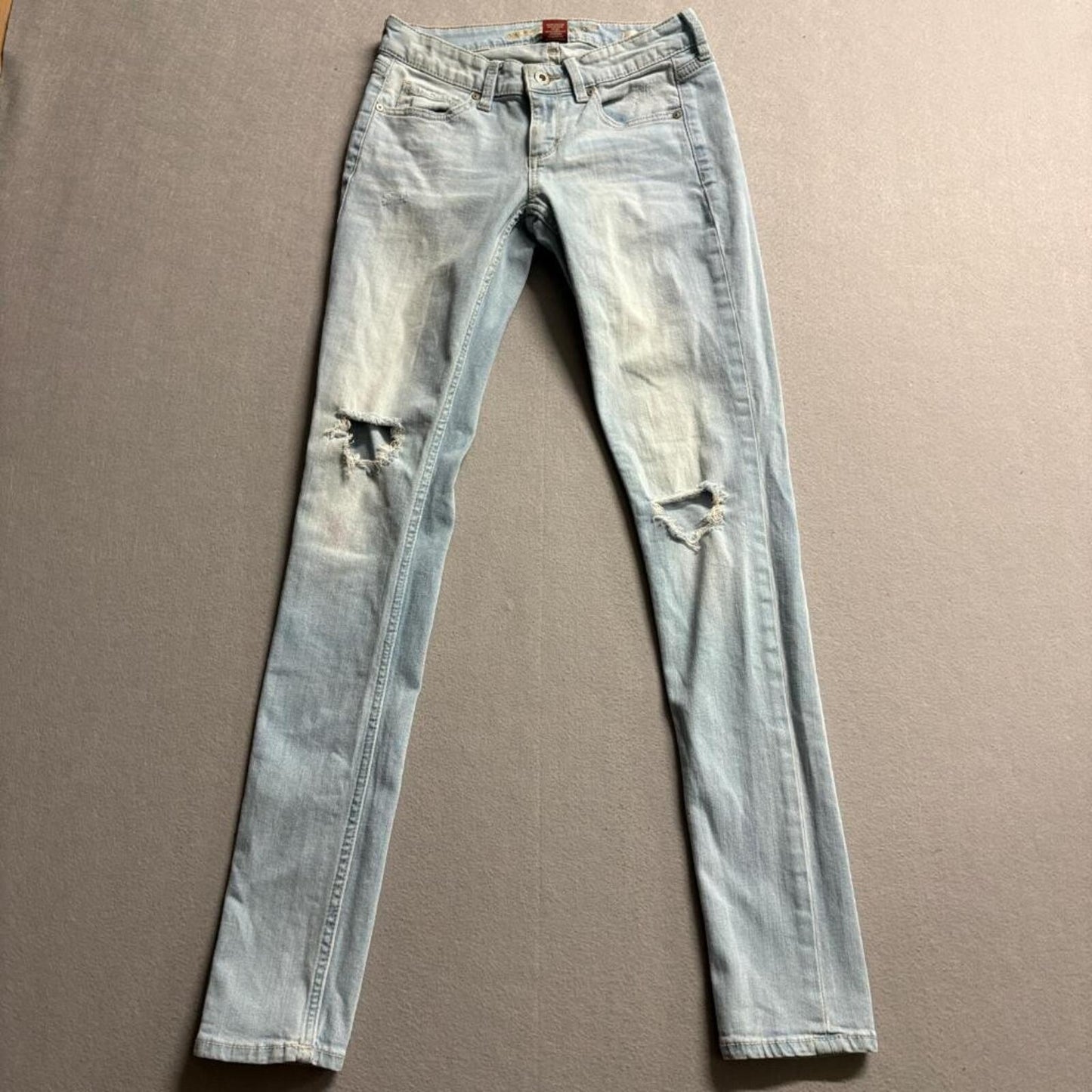 Arizona Jean Co Super Skinny Jeans Womens Size 1 Light Wash Distressed Denim
