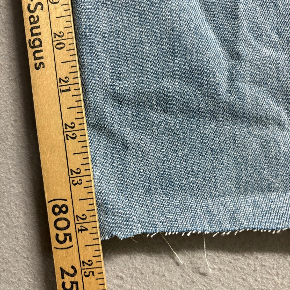 Uniqlo Jeans Womens 25 Wide Fit Tapered Blue Denim Distressed Raw Hem 24 Inseam