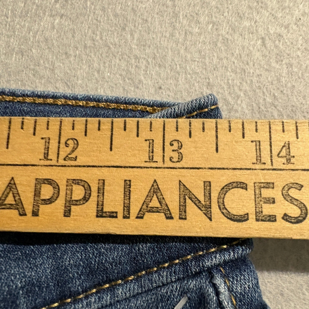 Levi's Classic Straight Jeans Womens Size 4 S 27x28 Medium Wash Blue Denim Pants