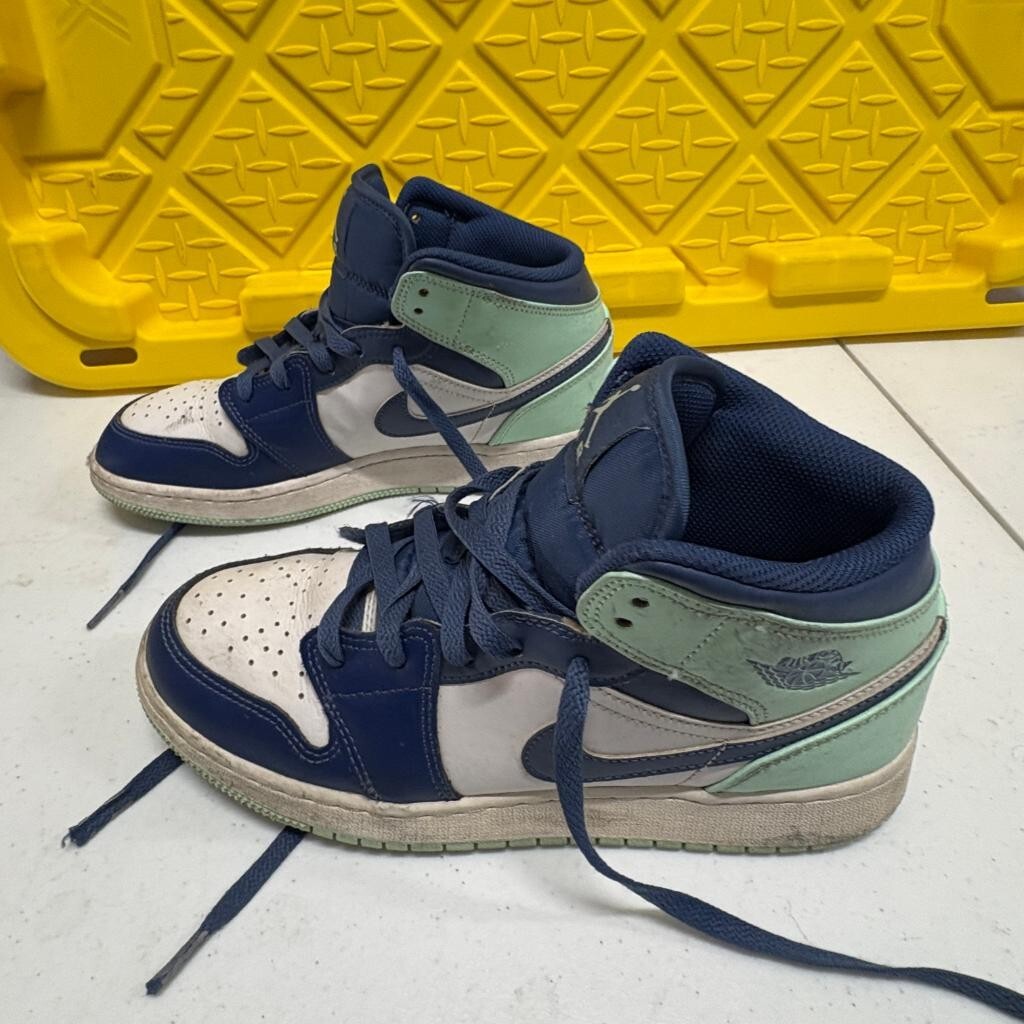 Nike Air Jordan 1 Mid GS Mystic Navy Mint Foam 554725-413 Size 6.5Y Sneakers