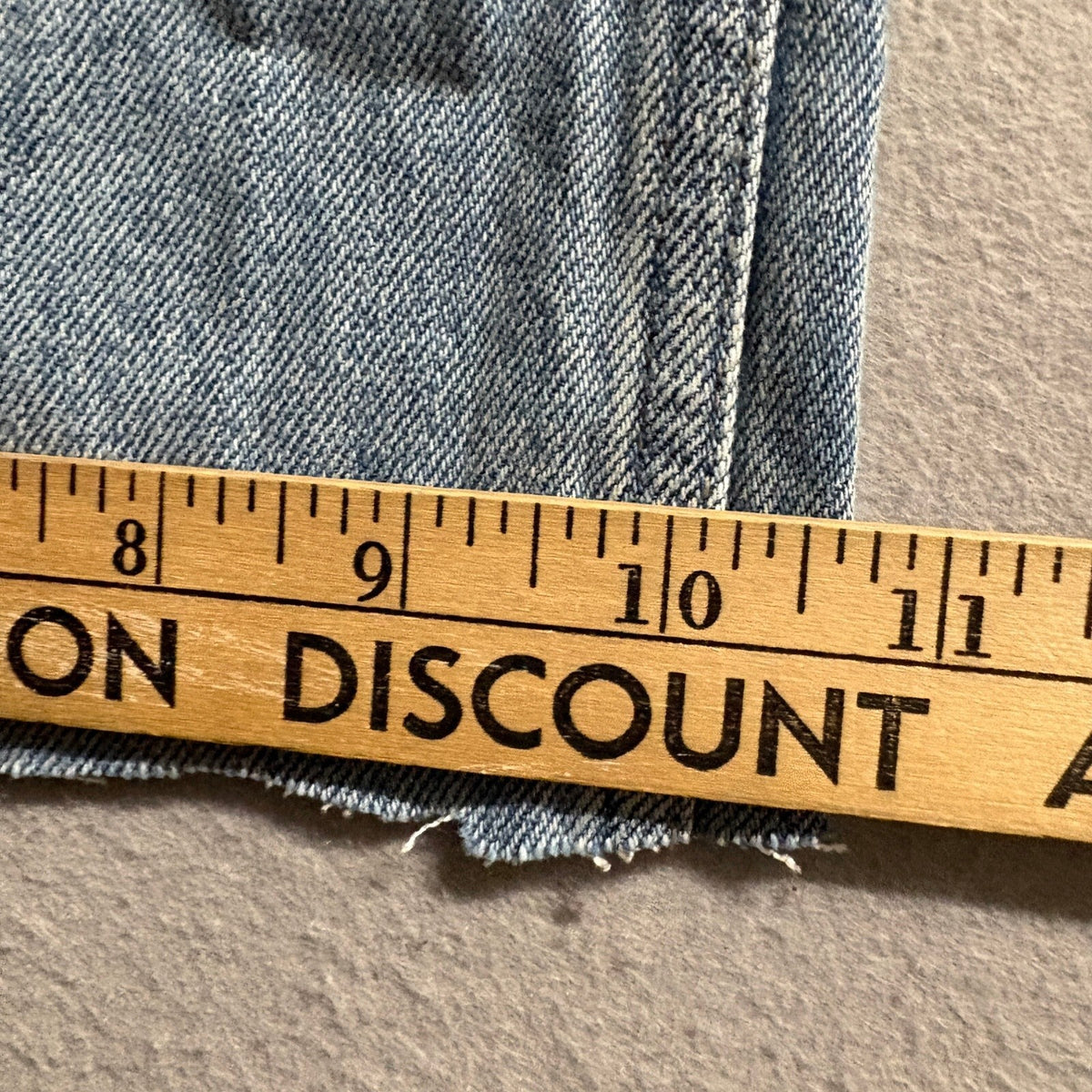 Uniqlo Jeans Womens 25 Wide Fit Tapered Blue Denim Distressed Raw Hem 24 Inseam