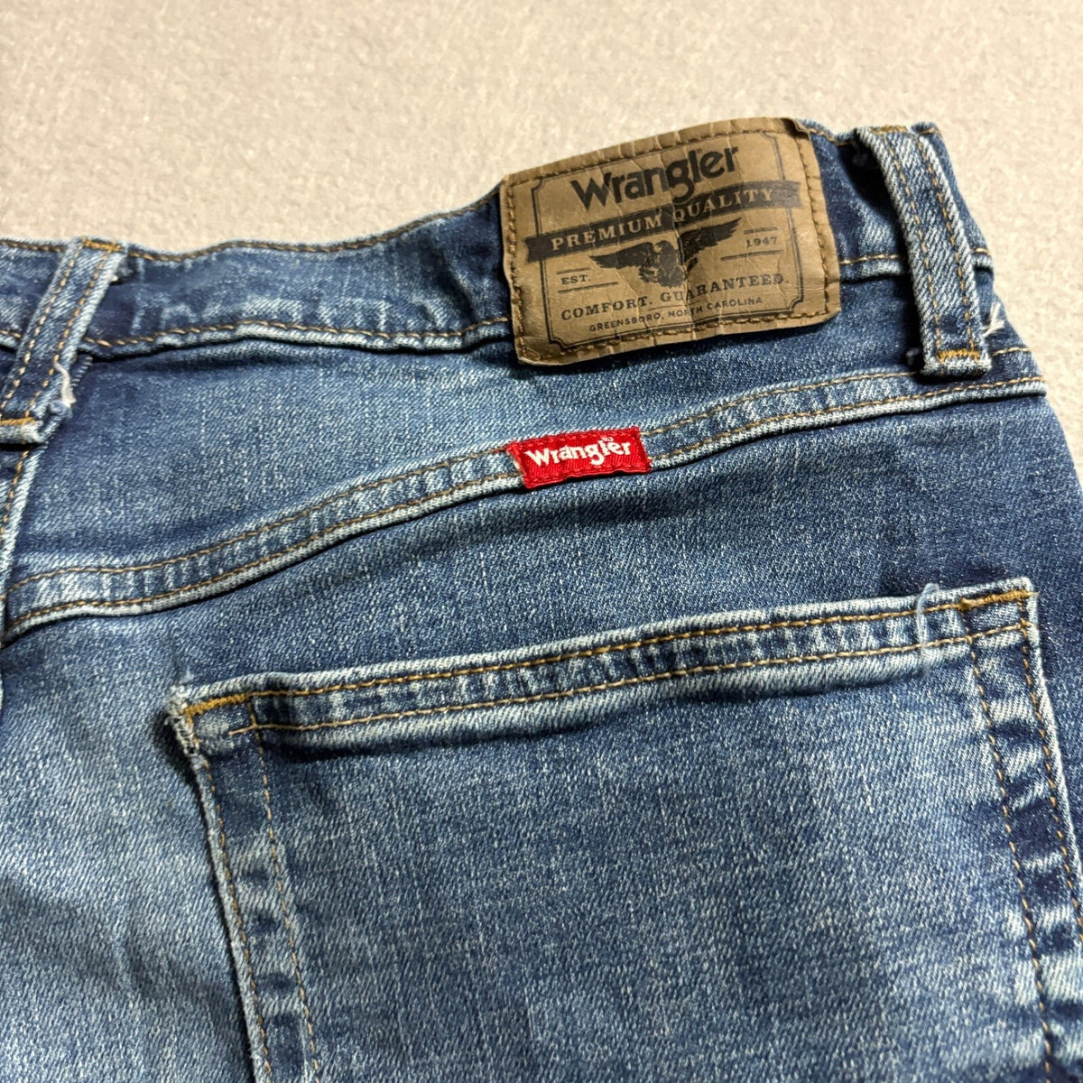 Wrangler Athletic Fit Jeans Mens 31x30 Medium Wash Blue Stretch Denim