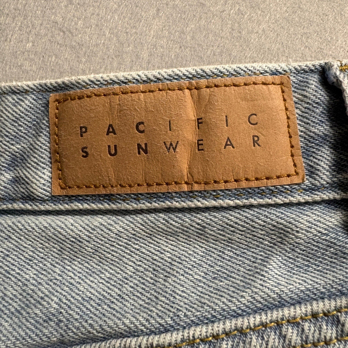 PacSun 90s Boyfriend Distressed Jeans Size 25 Light Wash Rigid Denim High Rise