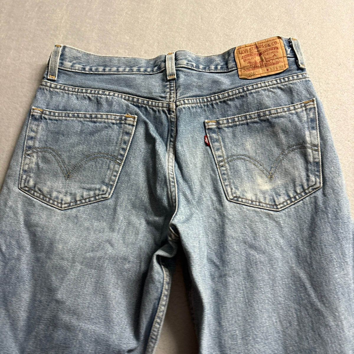 Levi's 550 Relaxed Fit Jeans Mens 33x32 Blue Light Wash Tapered Denim Pants