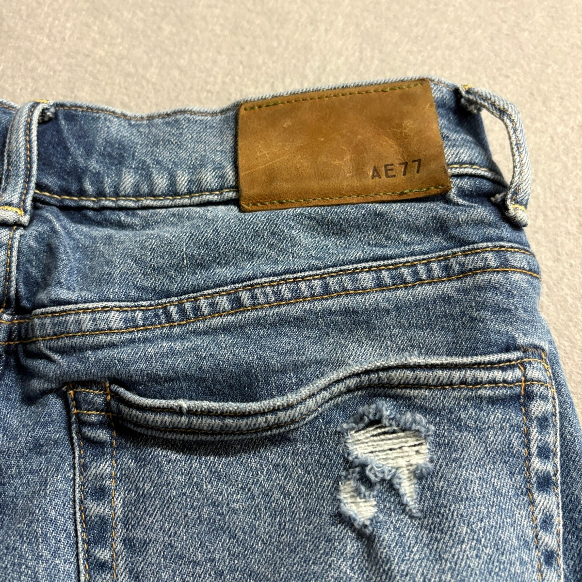 AE77 American Eagle Straight Crop Jeans Womens Size 0 Blue Denim Button Fly Raw