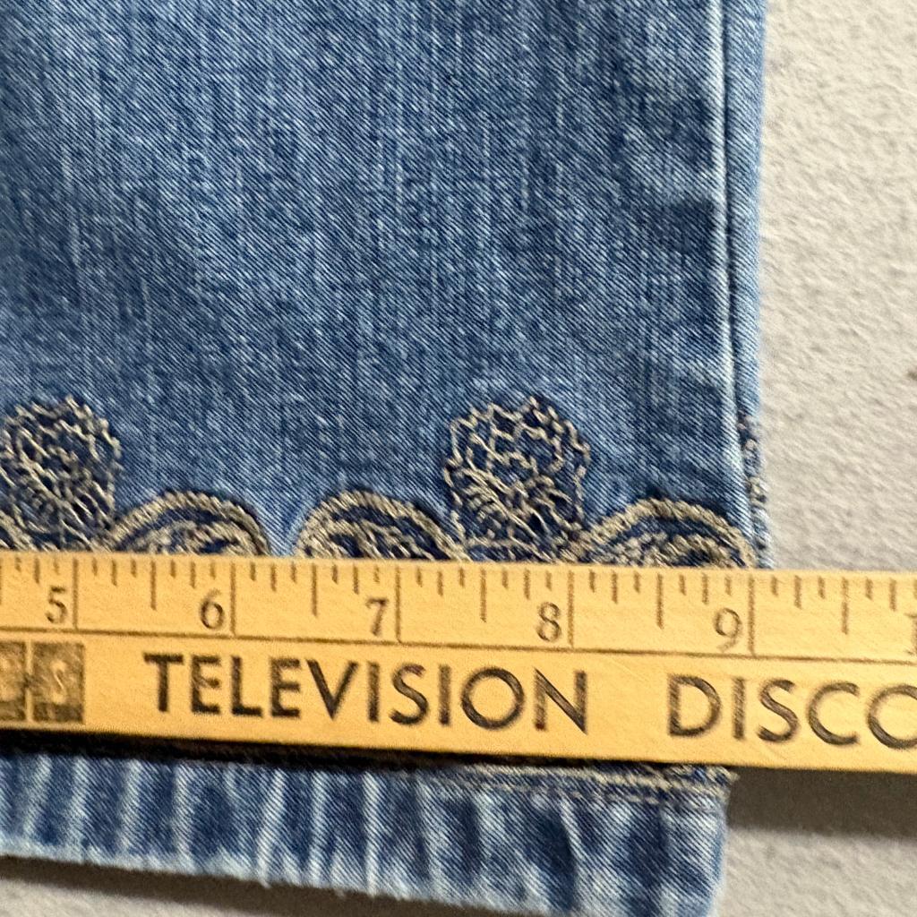 Lee Crop Jeans Womens 14M Blue Denim Embroidered Hem Mid Rise Capris Stretch