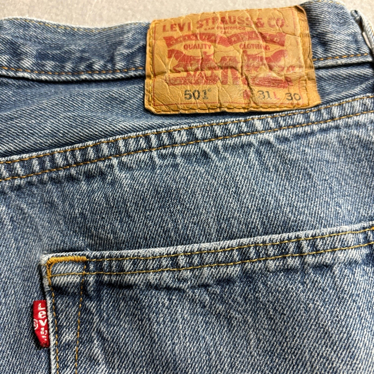 Levis 501 Original Fit Jeans Mens 31x30 Light Wash Button Fly Denim Blue