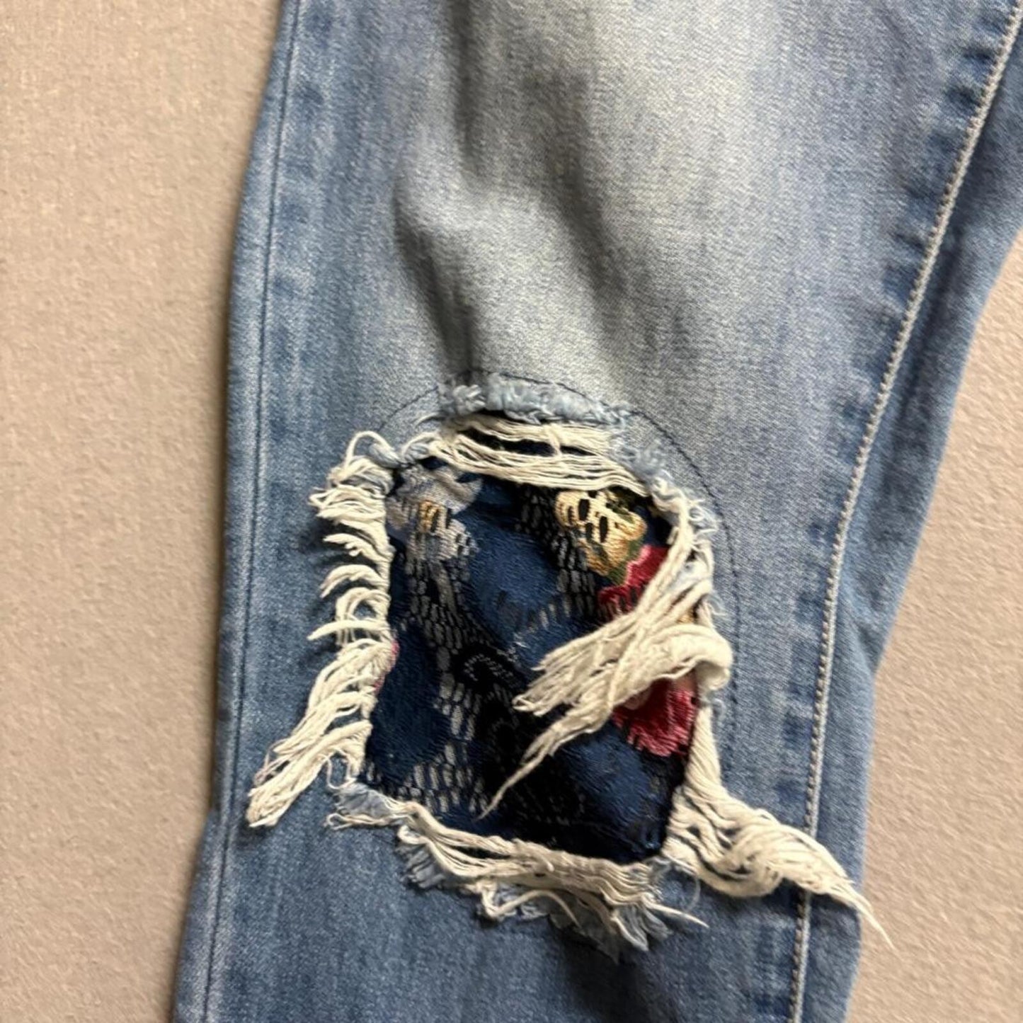 New York & Company Soho Legging Jeans Womens 4 Blue Distressed Floral Patch