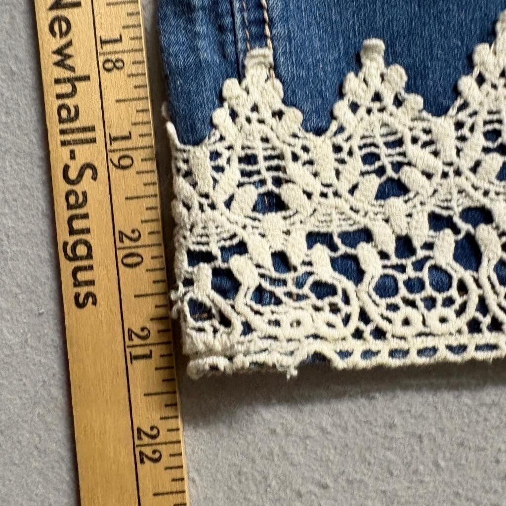 Stitch Star Crop Jeans Womens 8P Blue Denim Lace Trim Hem Stretch Capris