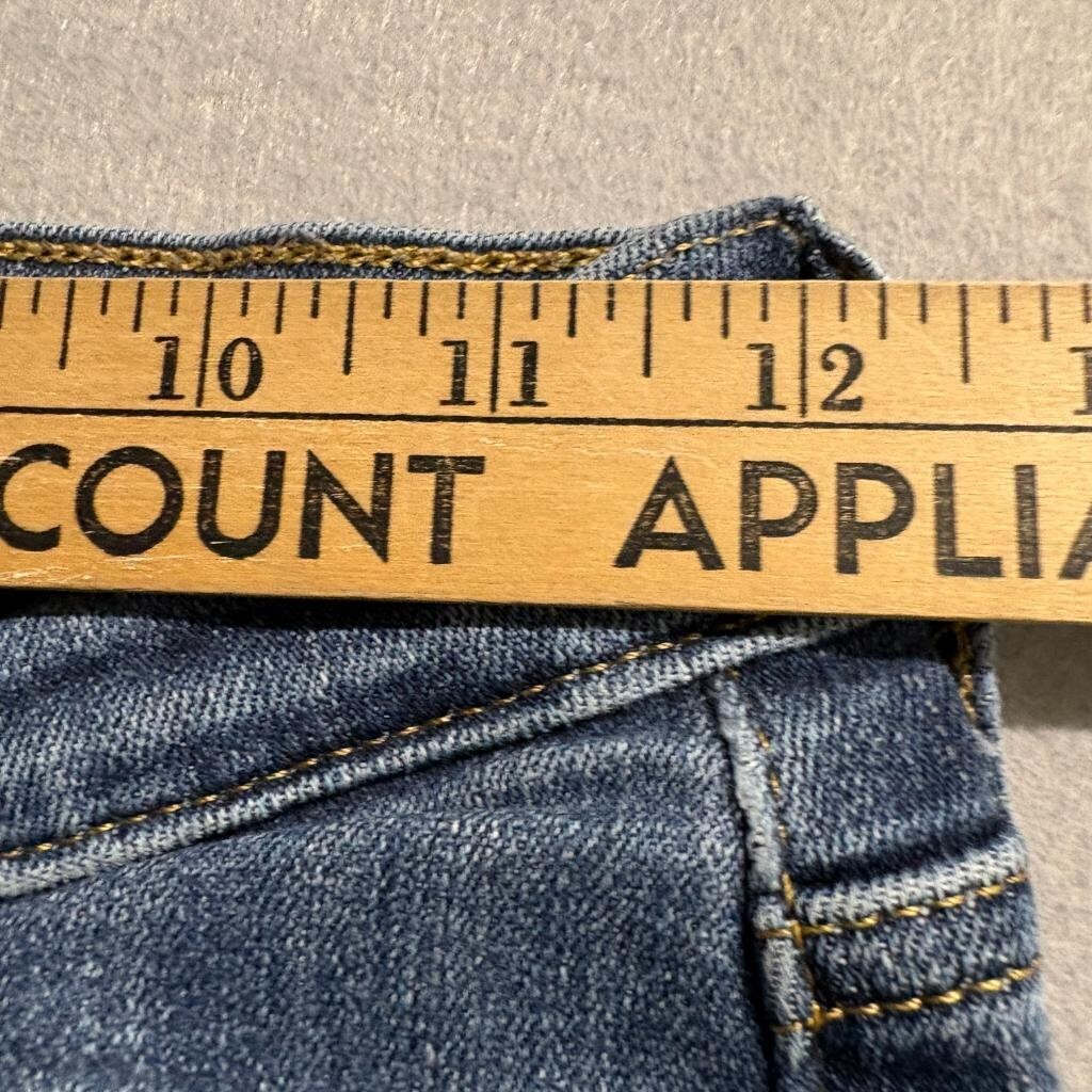 Levi's 724 High Rise Straight Jeans Womens Size 24x30 Medium Wash Blue Denim