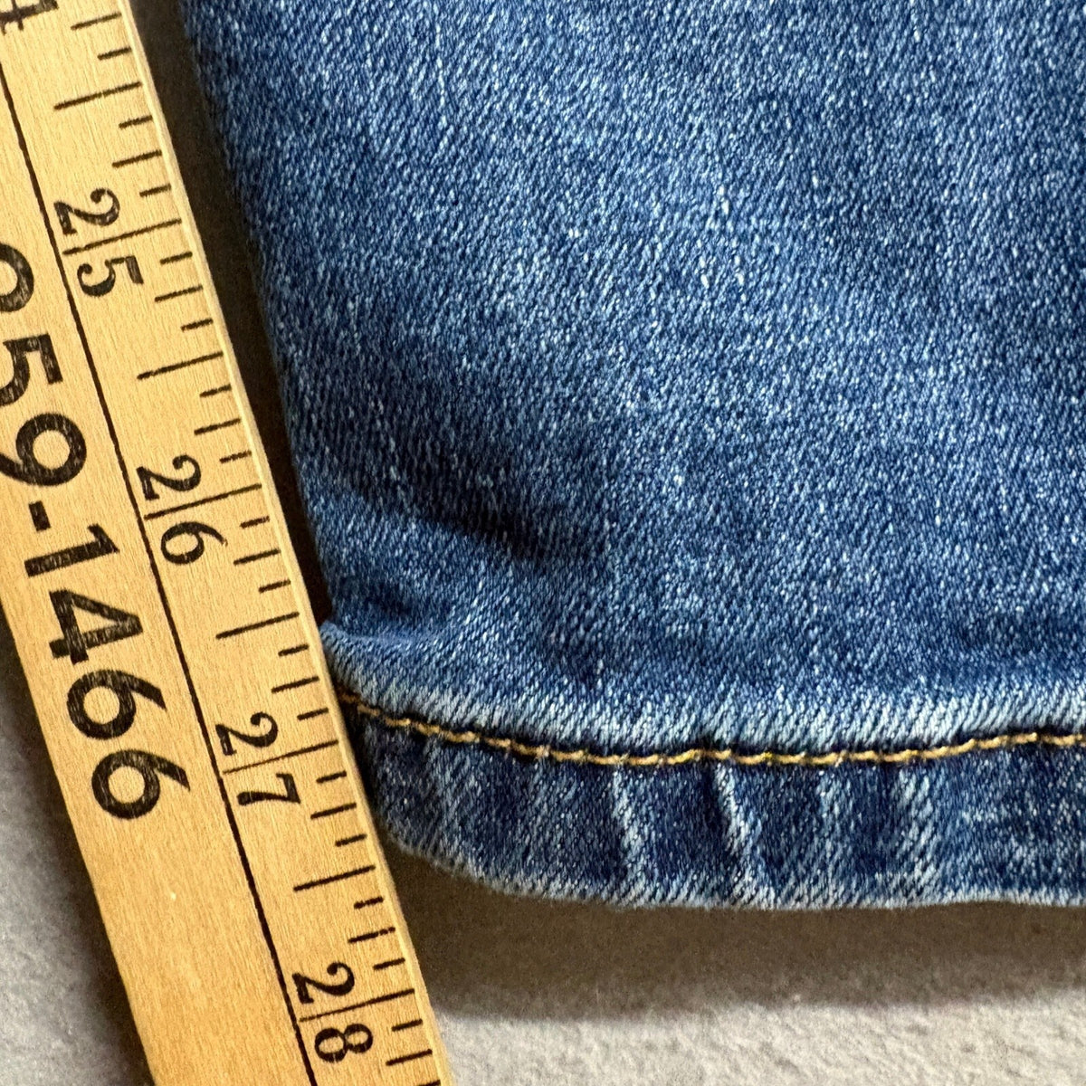 Wrangler Athletic Fit Jeans Mens 31x30 Medium Wash Blue Stretch Denim