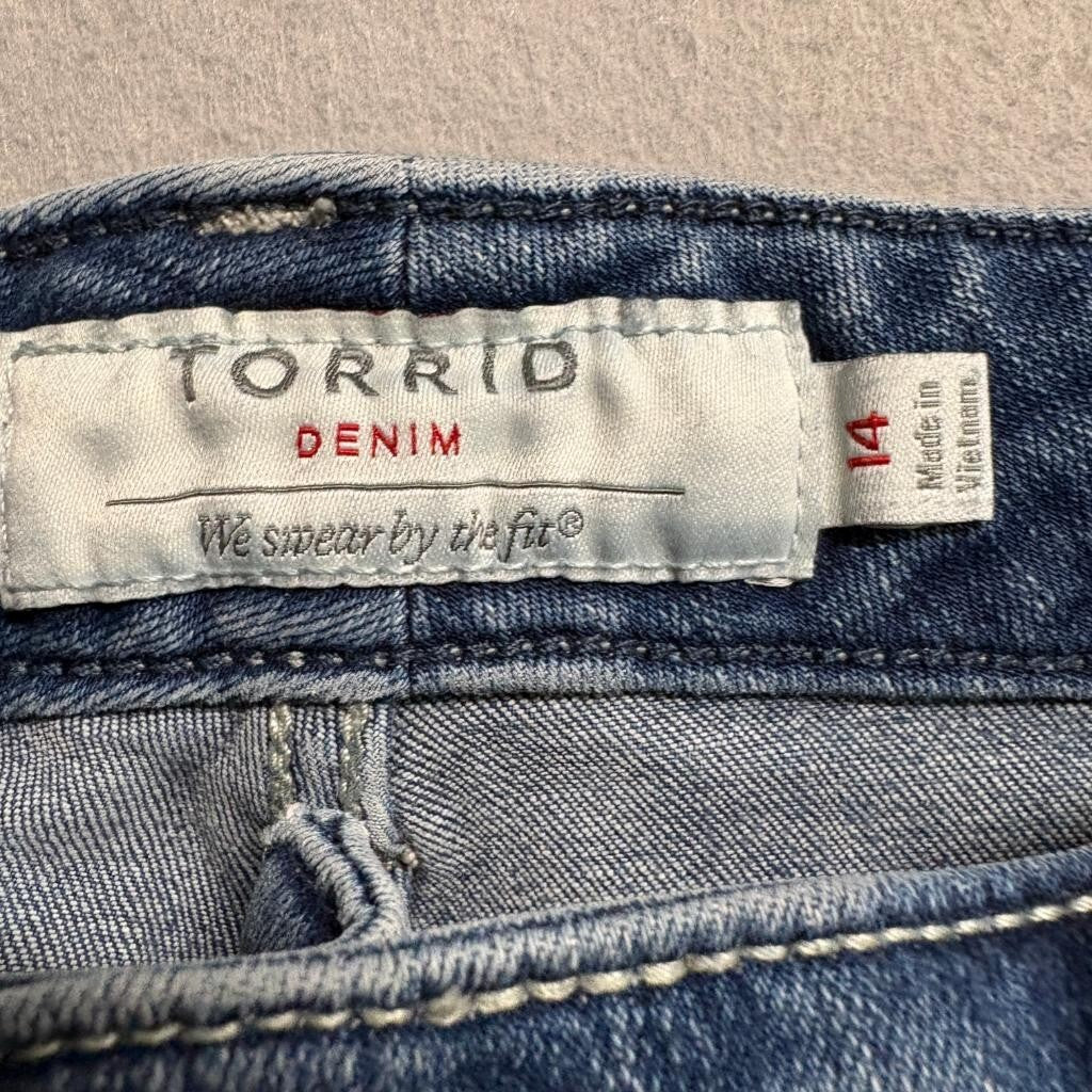 Torrid Denim Shorts Womens Plus Size 14 Blue Stretch Mid Rise Bermuda Jean