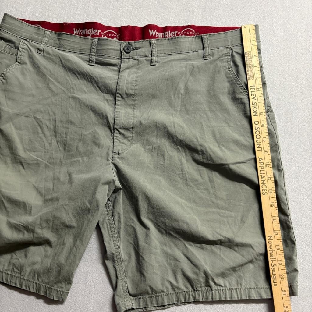 Wrangler Outdoor Mens Shorts Size 46 Green Cotton Blend Stretch Flat Front