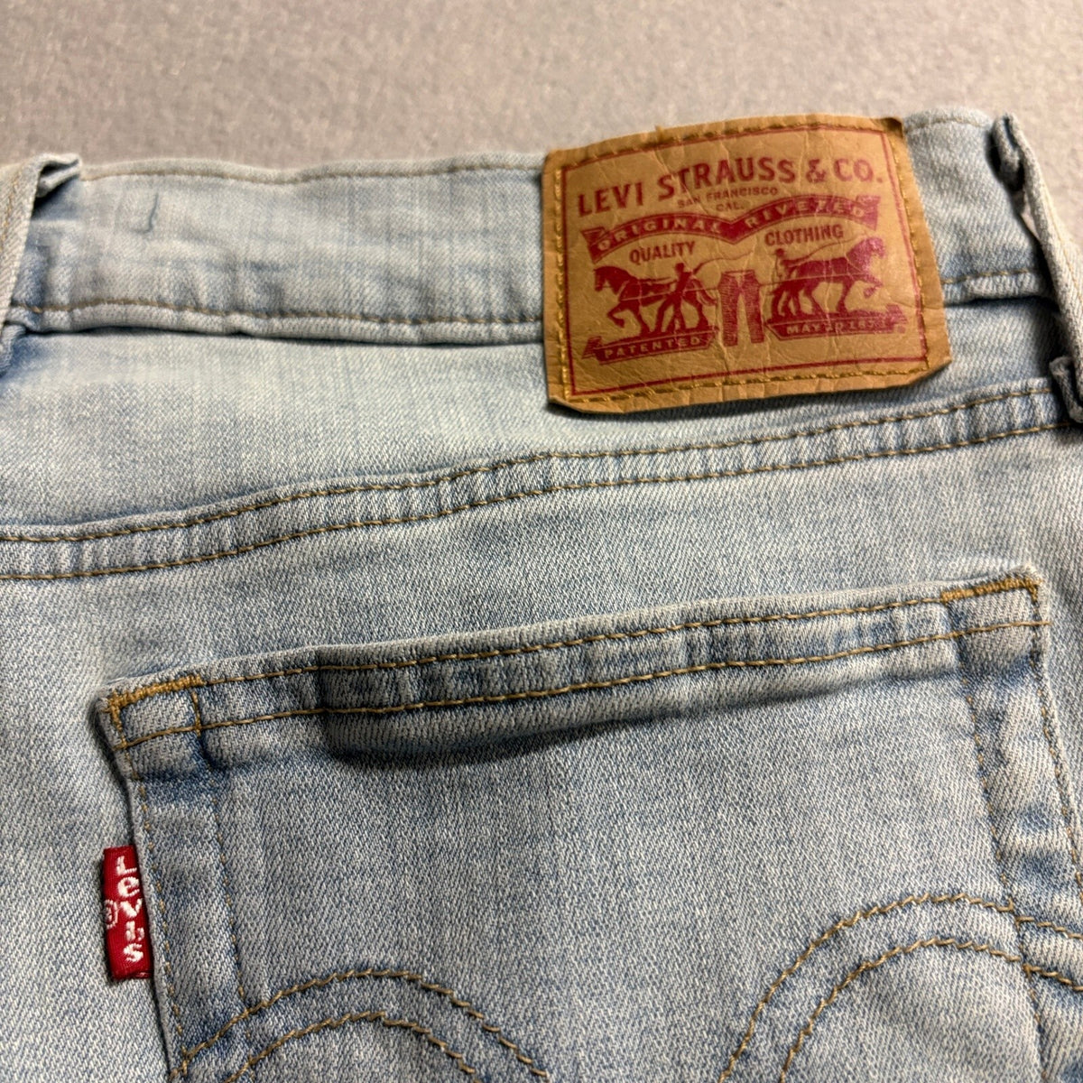 Levis Boyfriend Jeans Womens 28 Light Wash Blue Denim W28 L27