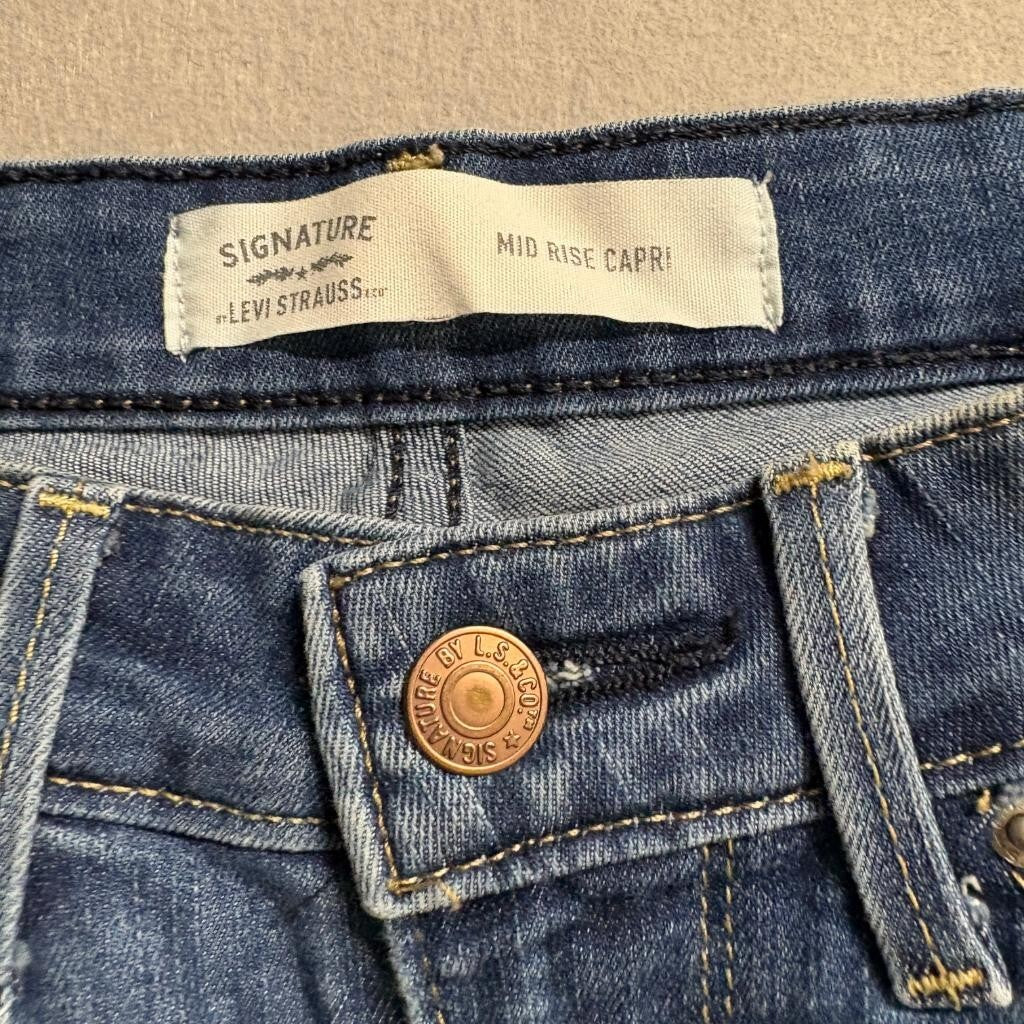 Signature by Levi Strauss Co Womens Mid Rise Capri Jeans Size 6 Blue Denim