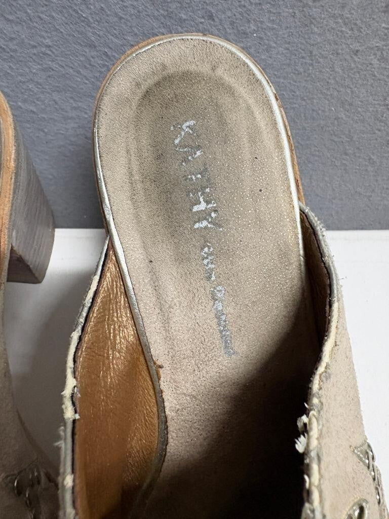 Kathy Van Zeeland Suede Studded Western Mule Heels Beige Pointed Toe Size 7.5