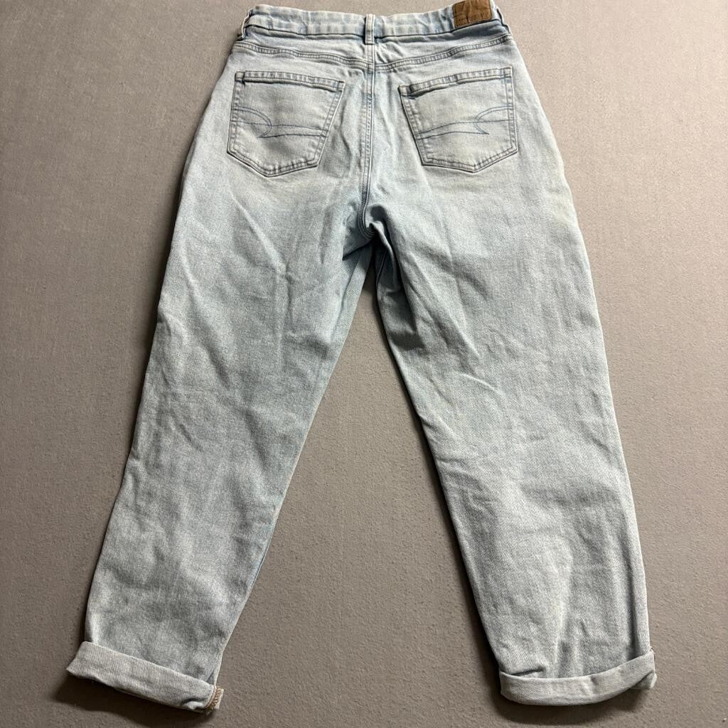 American Eagle Curvy Mom Jeans Womens 8 Short Light Wash Denim High Rise Strigid