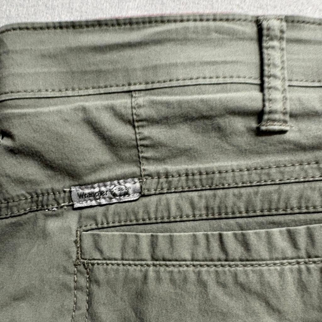 Wrangler Outdoor Mens Shorts Size 46 Green Cotton Blend Stretch Flat Front
