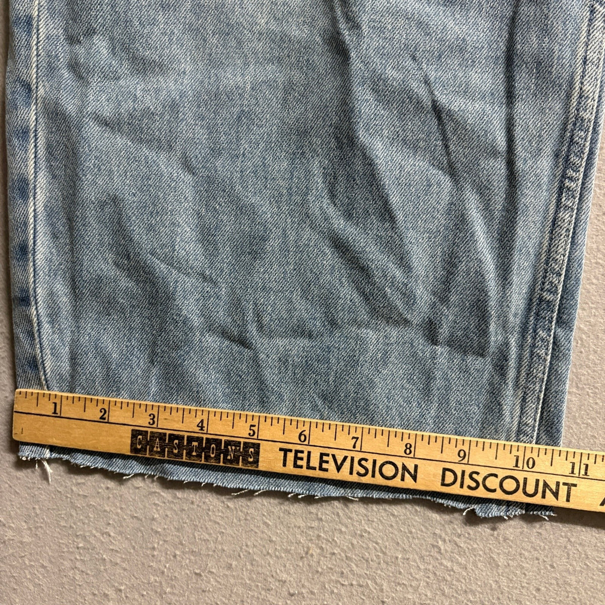 Uniqlo Jeans Womens 25 Wide Fit Tapered Blue Denim Distressed Raw Hem 24 Inseam