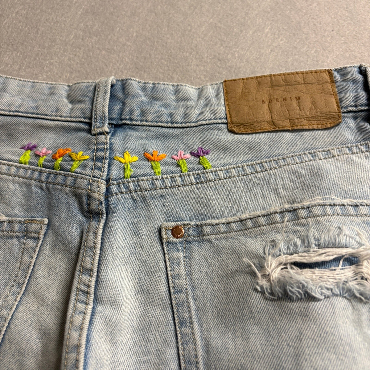 H&M &Denim Boyfriend Jeans Womens 4 Blue Distressed Embroidered Flowers Raw Hem