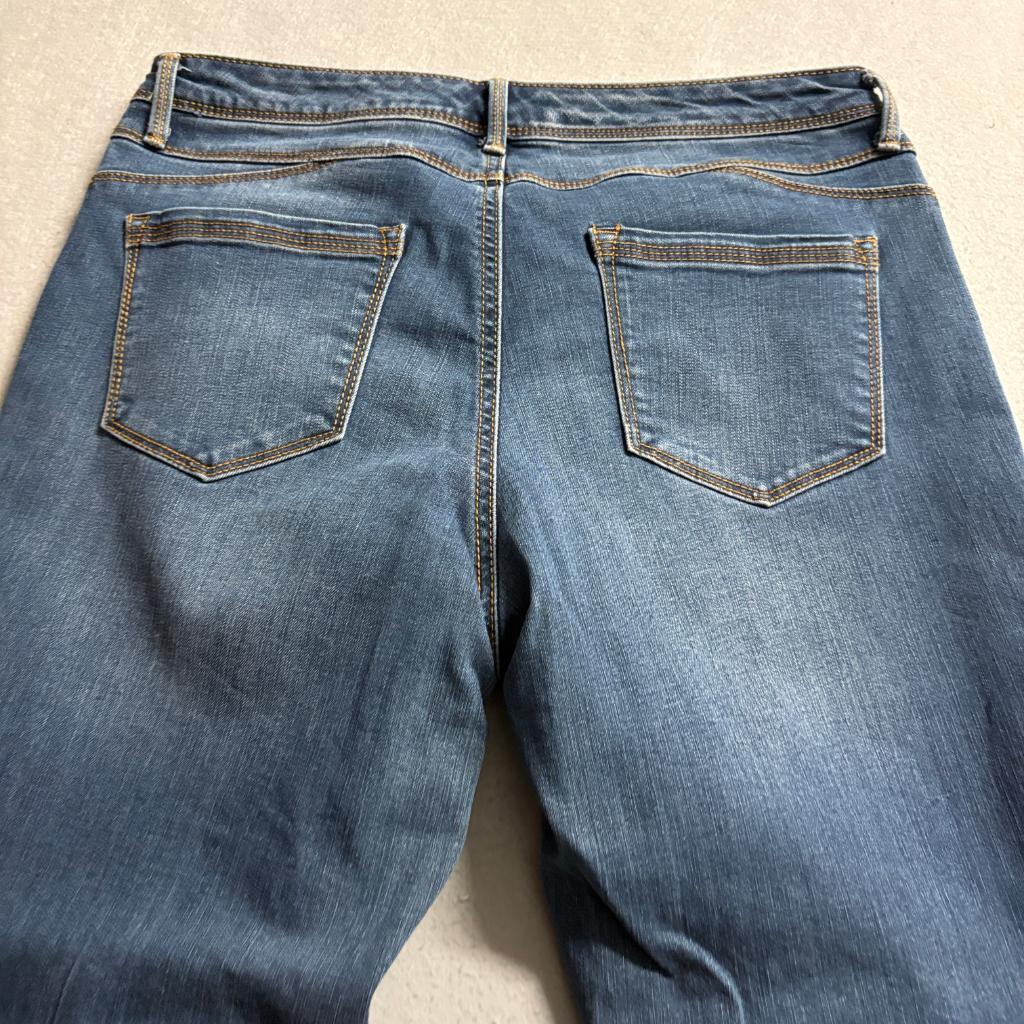 Bandolino Mandie Lisbeth Embroidered Jeans Womens Size 8 Blue Denim Raw Hem